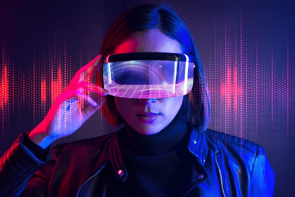 mujer-tecnologia-futurista-gafas-inteligentes-scaled-compressed